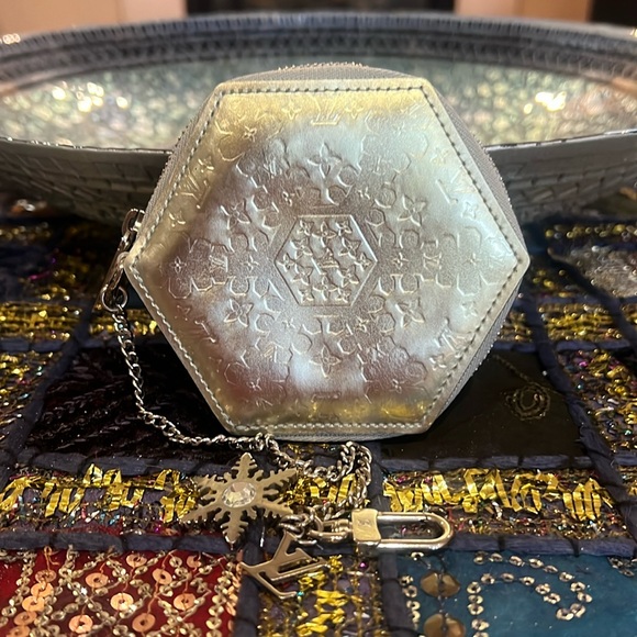 Authentic EUC Louis Vuitton Snowflake Porte-Monnaie Flocon Argent Pouch Rare - Picture 1 of 10